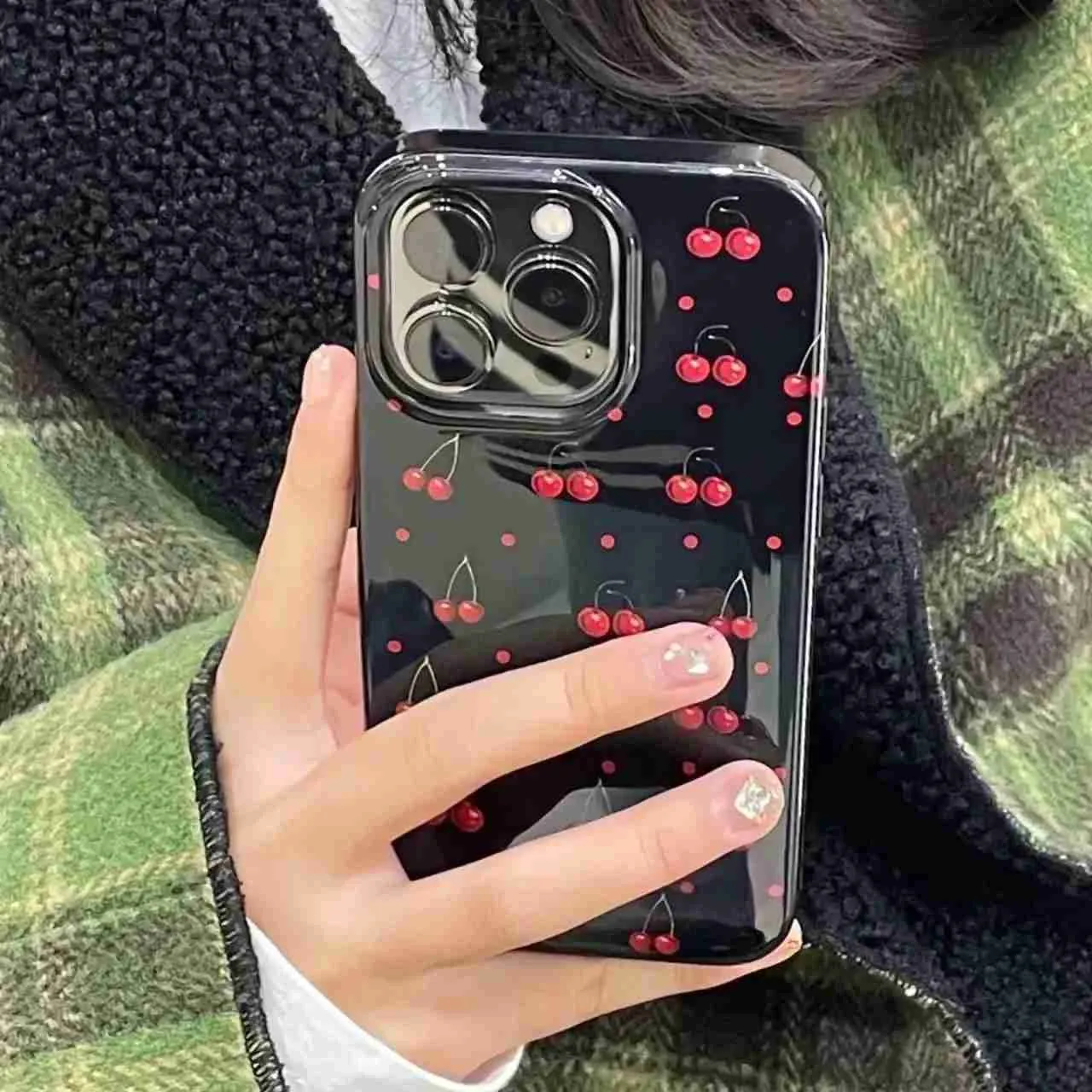 Études de téléphone portable Red Cherry Gloss Black Simple Phone Case pour iPhone 11 12 13 14 15 Pro Max 7 8 Plus XR XS MAX X SE 2 COUVERTURE DE CAS SOFT SOFTHOP DOCHOP D240424