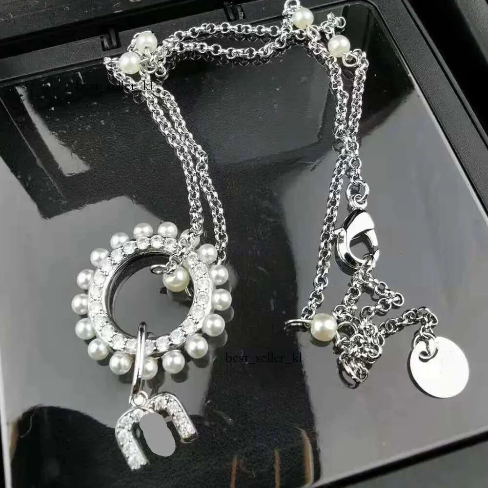 2024 Designer Mui Mui Jewelry Miao Familys New Clavicle Chain with Diamonds M-letter Pendant Full of Sweet and Fashionable Pearl Necklace for Women 558