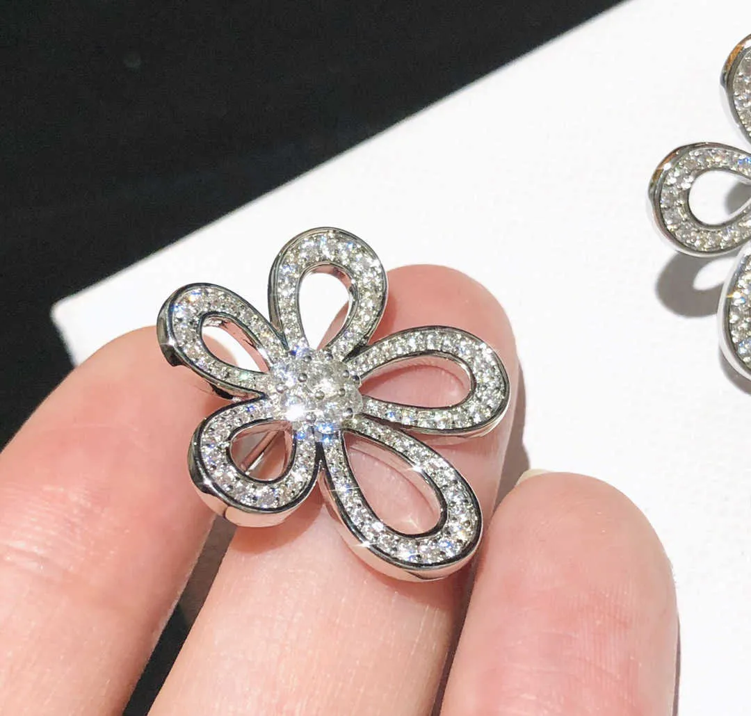 Designer Brand Fashion Van New Flower Shaped Micro Inlaid örhängen Super Immortal Sweet Style Classic Fashion Jewelry