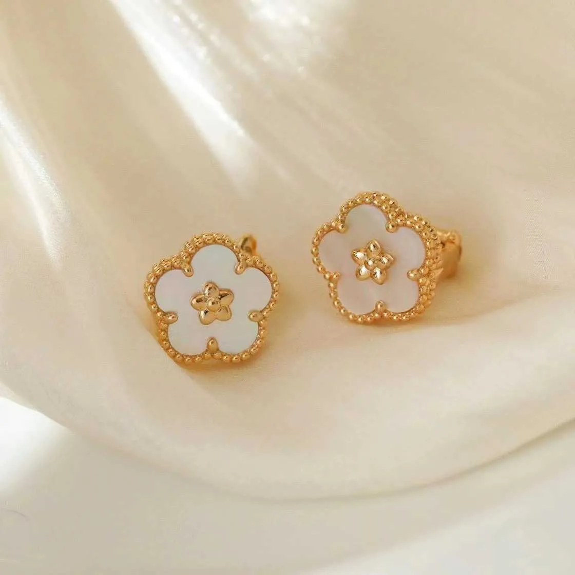 Version haute Vancefe Golden Lucky Four Leaf Grass Cinq boucles d'oreilles Flower Blossom Boucles d'oreilles à double face 18K Pétales de fleurs en or rose Rose