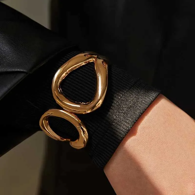Perlen Xialuoke Metall Springöffnung unregelmäßiges hohles Armband für Frauen europäische amerikanische Manschettenarmband Trend Schmuck Geschenke 240423
