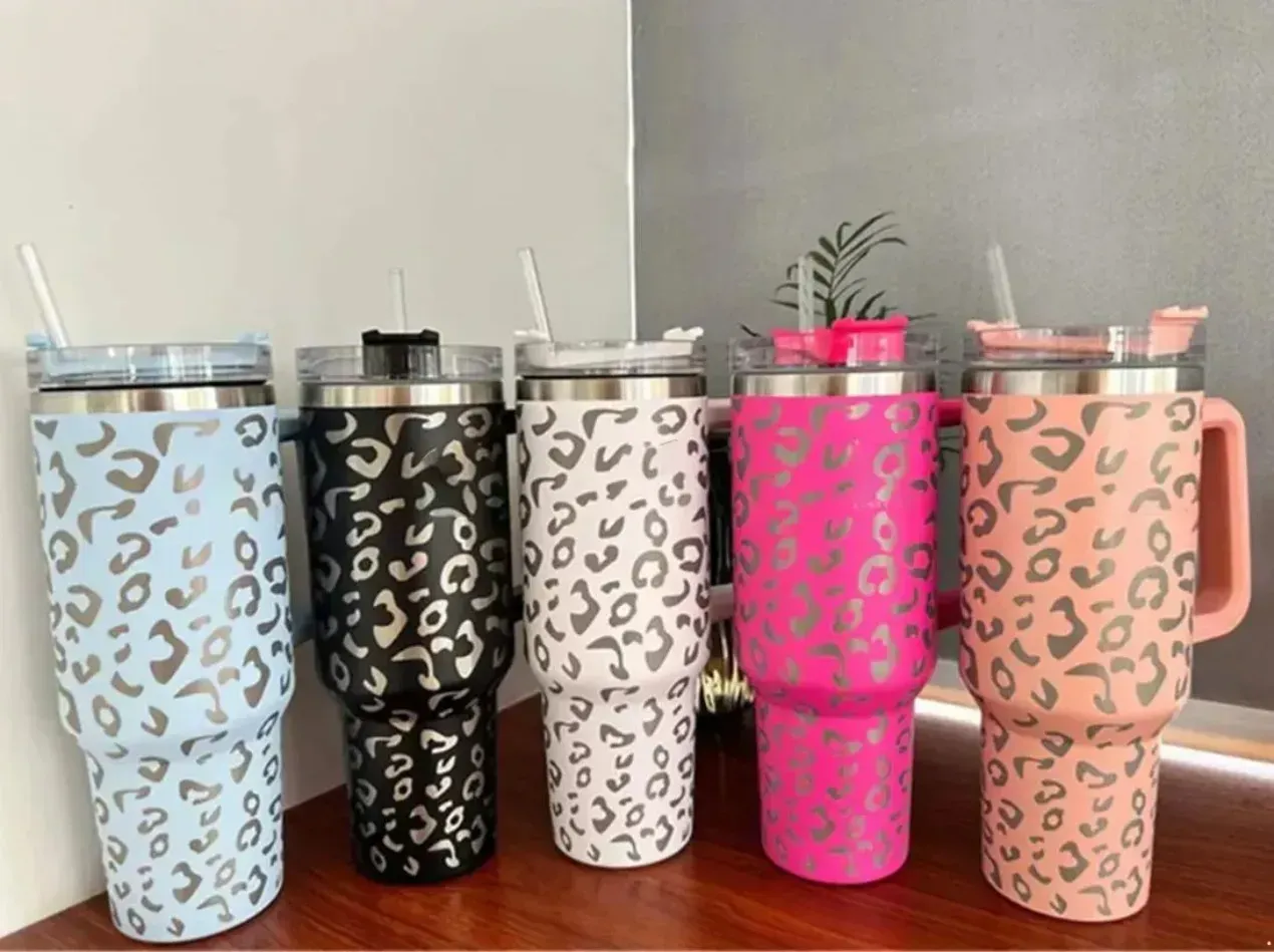 US -Stock -Quencher 40 Unzen Tumbler Krawatte Farbstoff Hellblau Pink Leopard Griff Deckel Stroh Bier Bier Wasserflasche Pulverbeschichtung Outdoor Camping Cup DHL Versand 0509