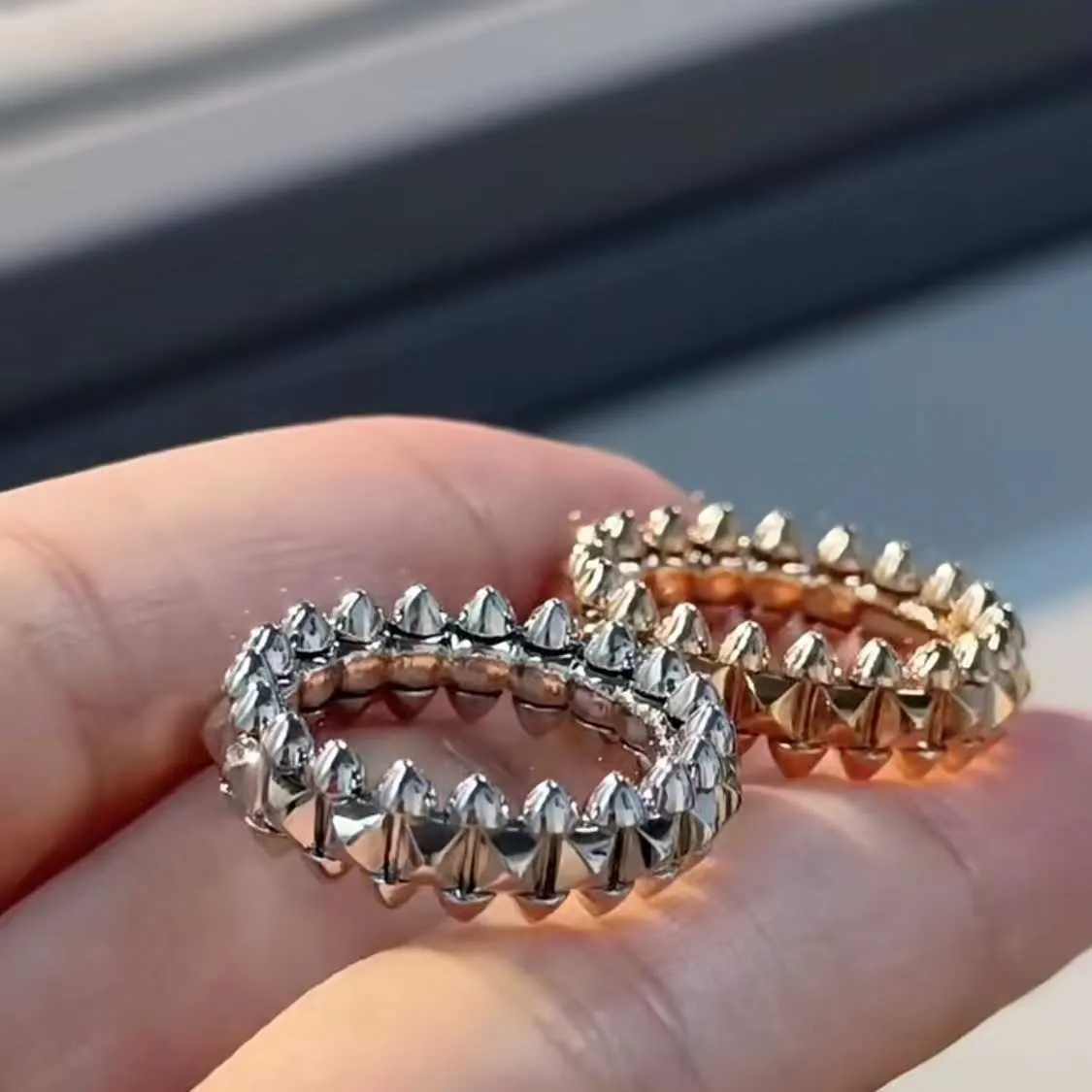 Populair en coole hoogwaardige unisex CNC Rivet Bullet Head roteerbare ringpaar nagel hoog met Carrtiraa originele ringen