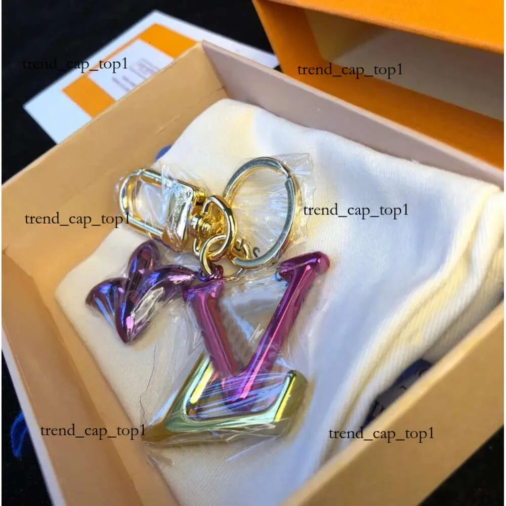 2024 Fashion High-quality Men's and Women's Key Chain Luxury Outdoor Key Chain Pendant 636