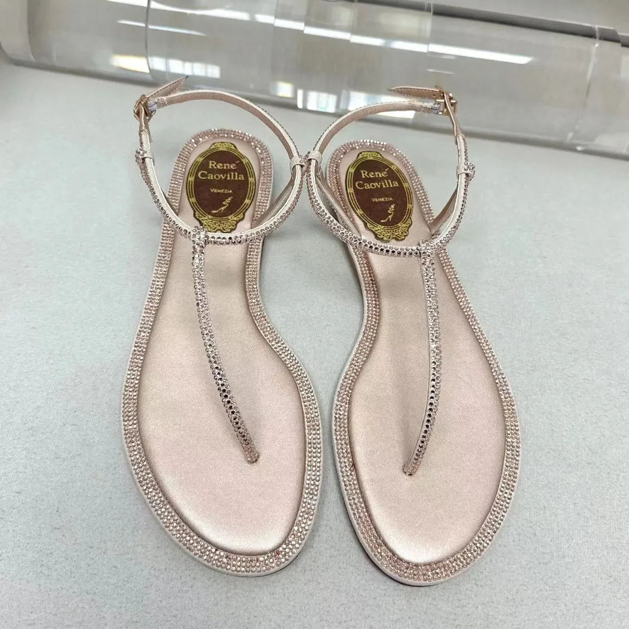 Platta häl sandaler kvinnor äkta läderband spänne tå clip designer skor kristall dekorativ avslappnad parti sandal storlek 35-43