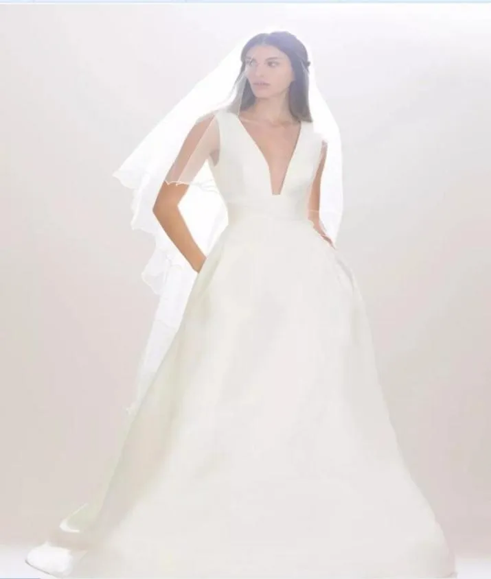 Vintage Simple A Line Satin Robes de mariée 2019 Nouvelle arrivée V Neck Necl Sans manche Sweep Train Casamento Bridal Bridal Gowns8195947