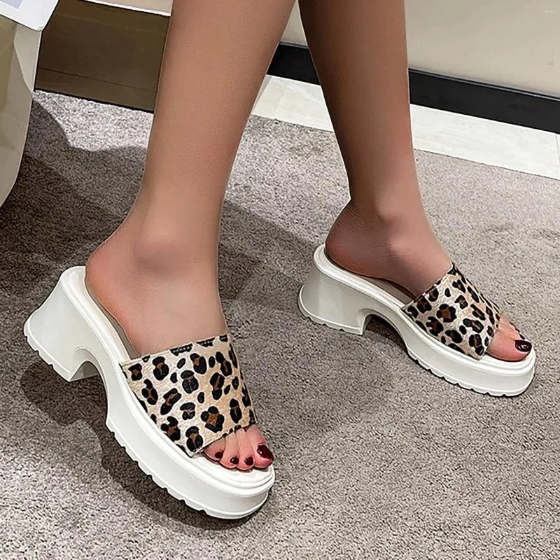 Slippers Summer Fashion Classic Retro Leopard Imprimé doux talon épais carré pour femmes sandales en cuir plat pour femmes femmes