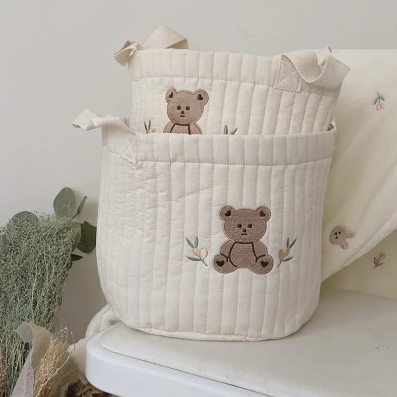 供給ベビークマの刺繍おむつバッグ