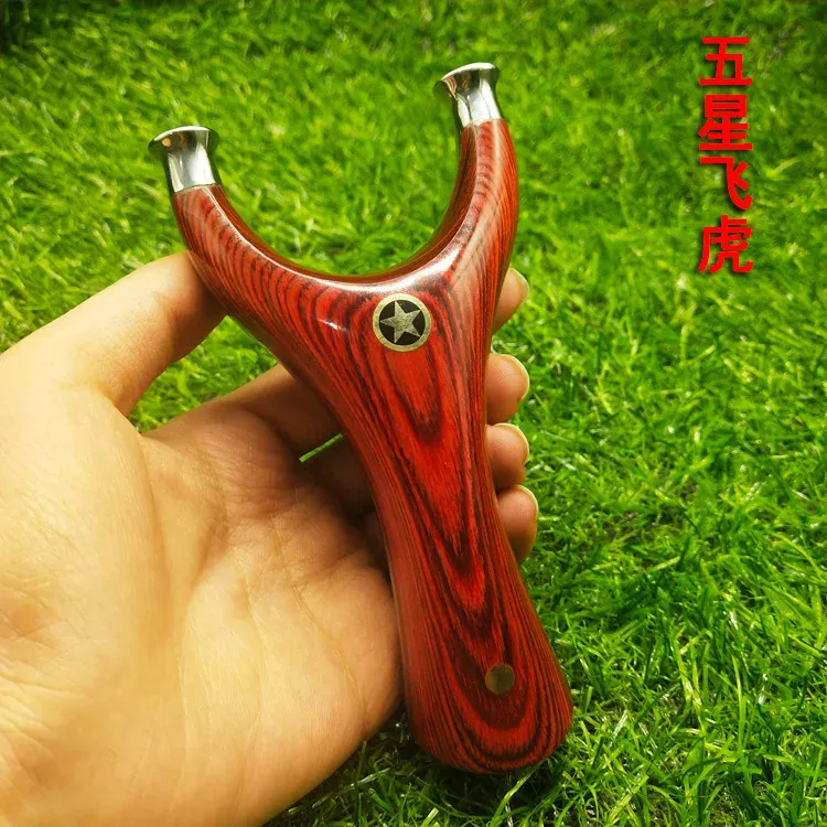 Terrain de flèche en acier inoxydable Slingshot Sandale rouge Technologie en bois massif Veneer Flying Tiger Flat Leather Slingshot