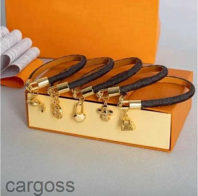 Charm Bracelet Leather Fashion Lock Classic Jewelry Designer Flat Brown Brand Metal para homens e mulheres amantes Presente A16N