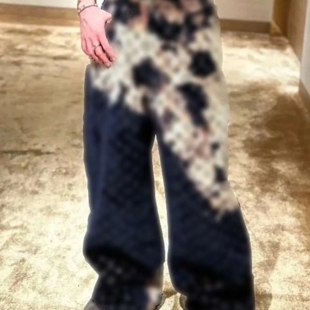 2024 Automne Hiver Nouvelle lettre de camouflage Impression complète Pantalon de jean Fonction décontracté pour hommes et femmes