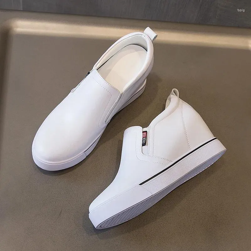 Casual skor äkta läder vita kvinnor kilar sneakers plattform 2024 fjäder kvinnlig slip på vintern