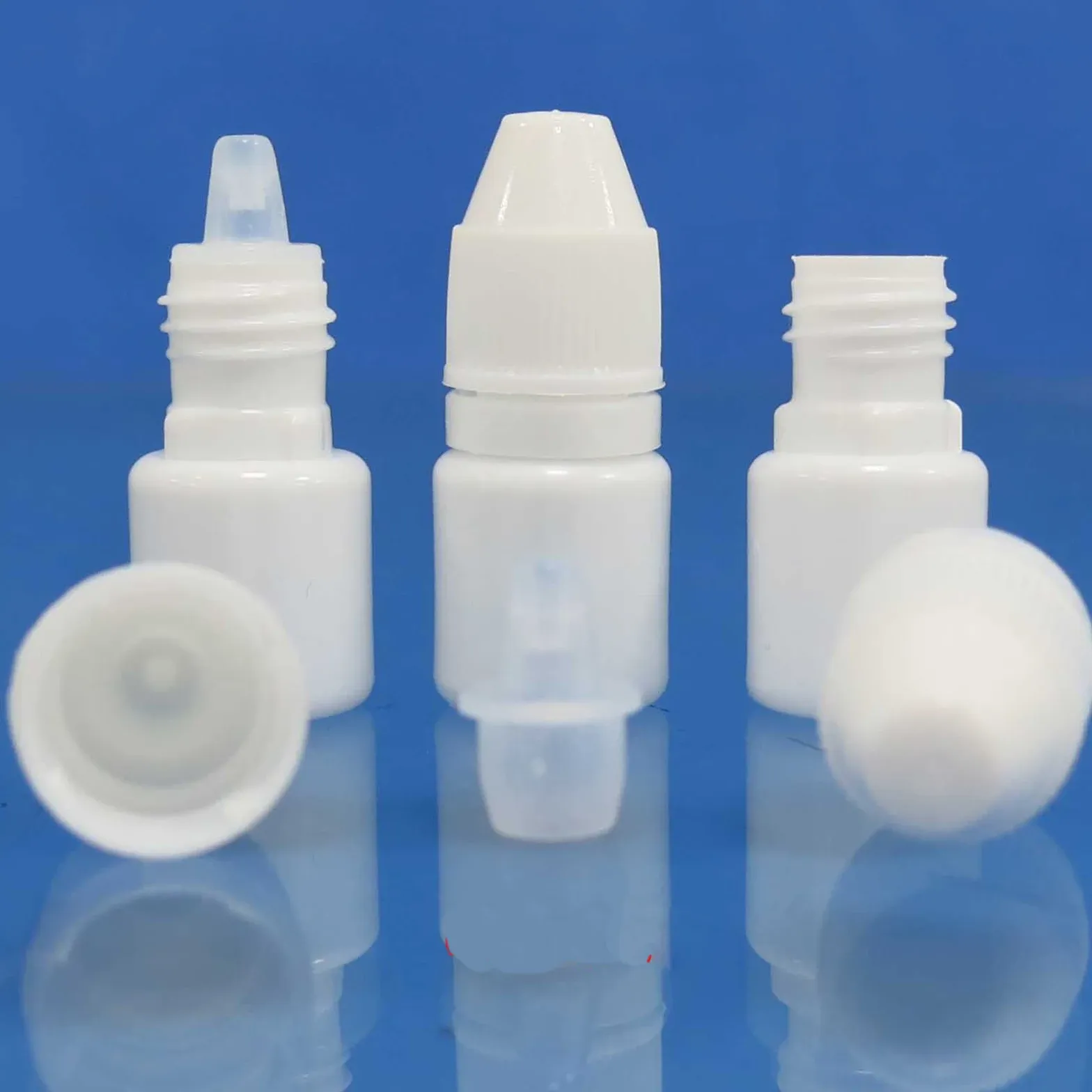 Flessen 300 stks 2 ml 2cc plastic druppelaar flessen met diefstaldichte deksel medicijn vloeistoffen oog druppels flessen lege min etherische oliedlaopjes