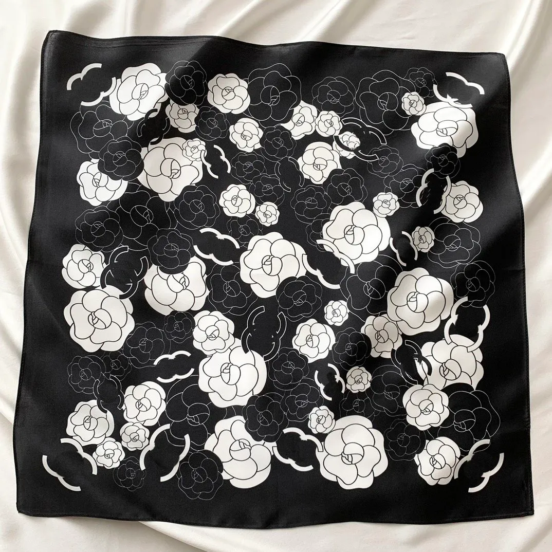 High End mångsidiga kvinnor Silk Scarf Black Retro Luxury Style Womens Shawl Summer Sun Shading Scarf Girl Par S Birthday Present Charm Scarf 50x50cm