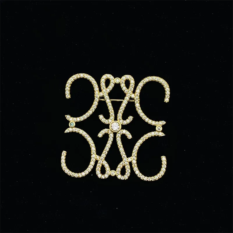 Femmes de luxe Men de créateurs Broches diamants en acier plaqué Gol Bijoux Broche broche 11 style accessoires de vêtements de mode