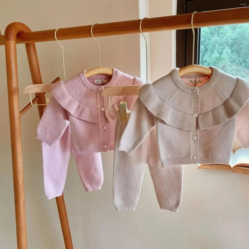 Ensembles de vêtements 2024 Ins automne d'hiver filles costume de bébé Sweater Ruffled Cardigan Born Tops Pantalon élastique pour bébé couvre 2 PCS