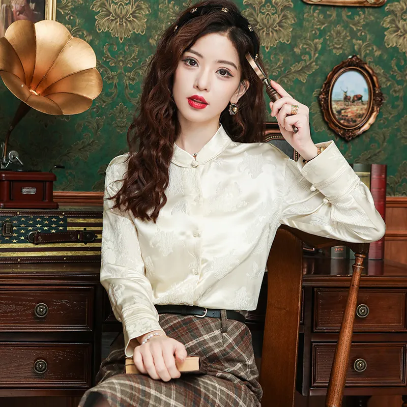 Nueva Camisa De Seda De Estilo Chino Disenador De Manga Larga Para Mujeres Vintage Collar Blusas Casuales Blusas De La Pista Elegante Boton Tops Ropa Primavera Verano De 18 45 DHgate