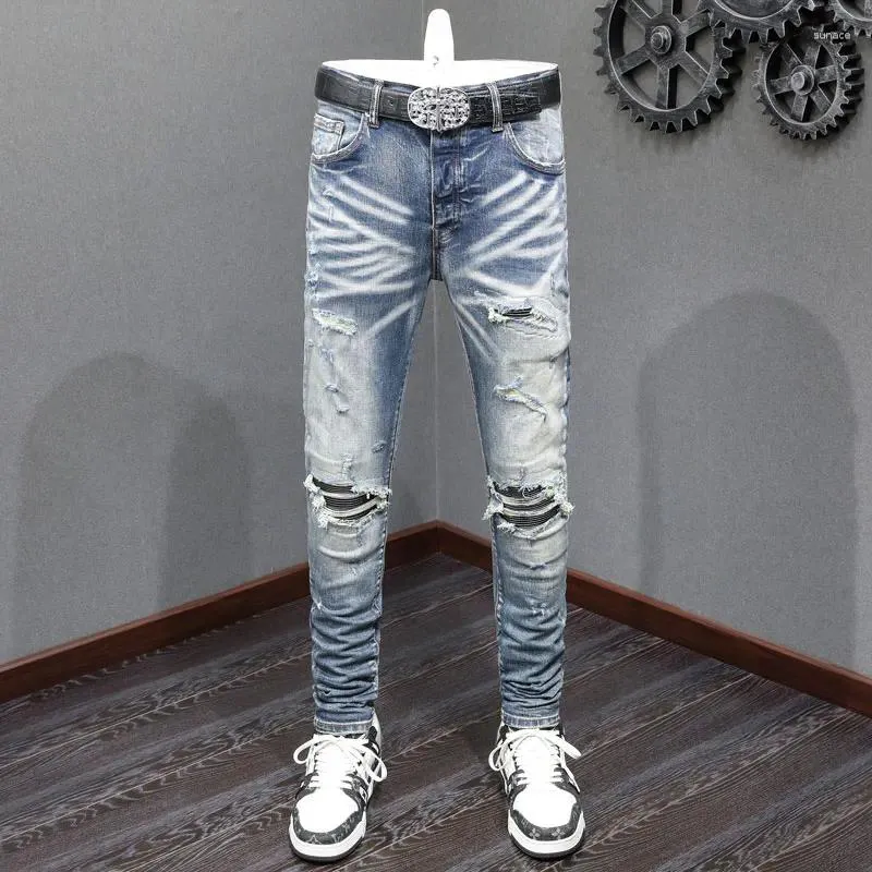 Mäns jeans high street mode patch vintage blå elastisk tät split läder skarvningsdesigner hiphop märke byxor