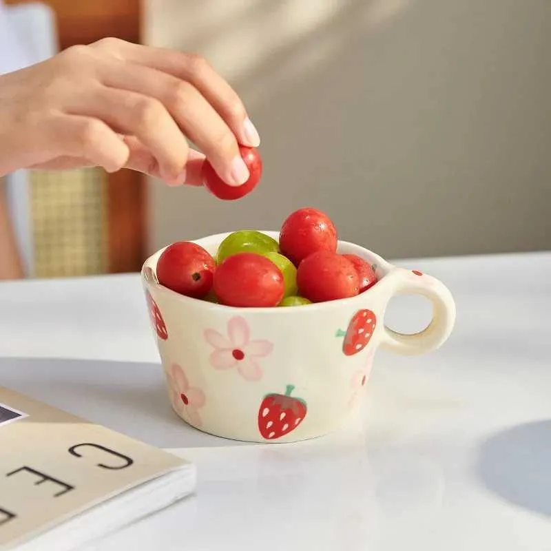 Tambuli in tazza di fragola dipinta a mano Pinch Ceramica Ceramica Coppa di sakura carina Piccolo fiore Espresso Coffee Cups Regali bambini H240425