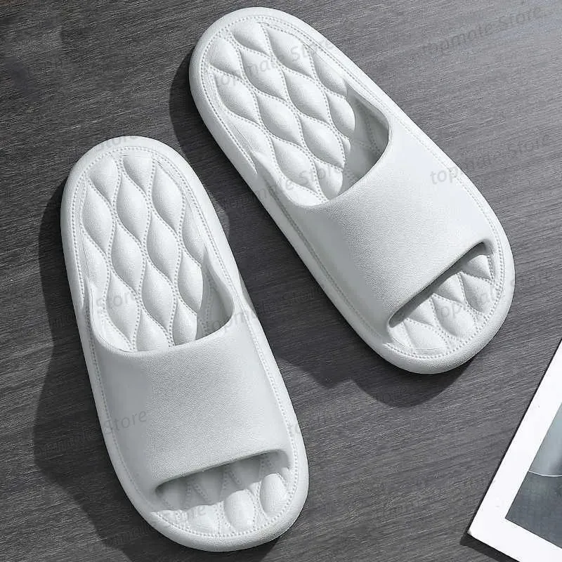 Zapatillas de diseñador zapatillas para el hogar baño sin deslizamiento masa gruesa masaje tranquilo y cómodo zapatillas elegantes elegantes