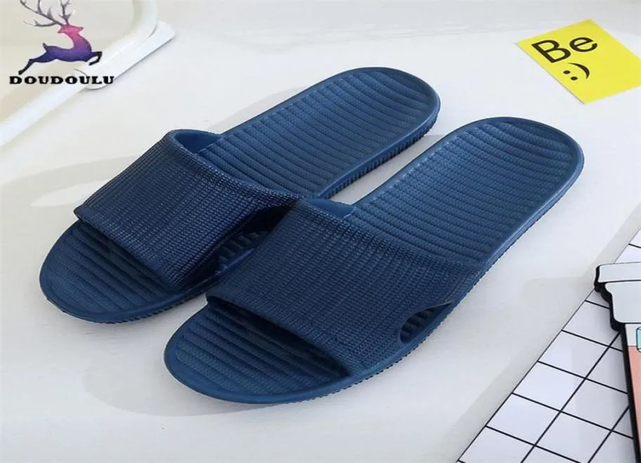 2018 Neue Sommermänner Flip Flops Mode hochwertige männliche Streifen -Flachbadruhrschuhe Sommersandalen Innen im Freien Slipper1711982