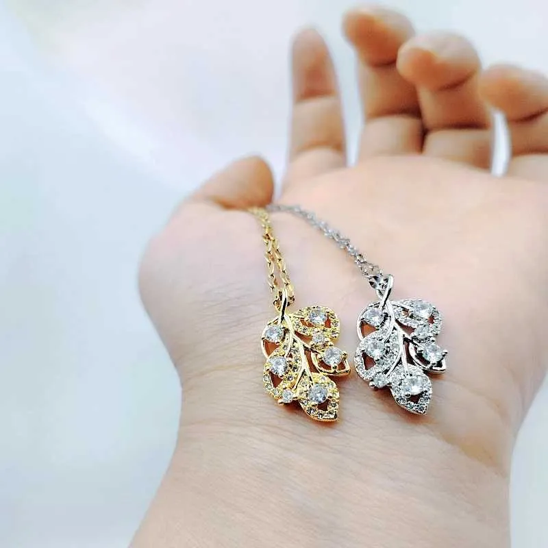 Maple Leaf Pendant Necklace White Jewelry Classic Fashion Style_voghion.com