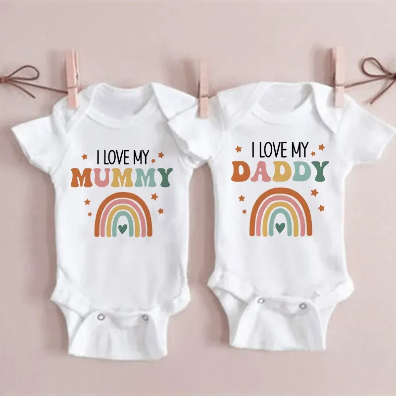 One-Pieces Ich liebe Mama Daddy Regenbogen gedruckte Neugeborene Babykörper