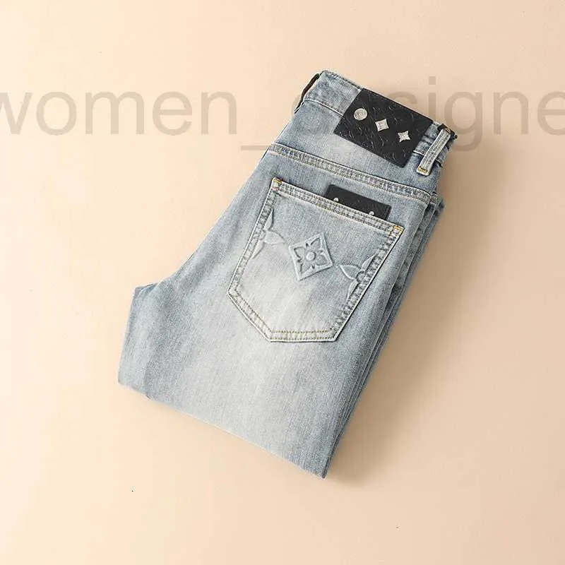 Mens jeans ontwerper 2024 lente/zomerheren midden taille enigszins elastische dunne kleine rechte been broek hoogwaardige lichtblauwe jeans voor mannen t4l6