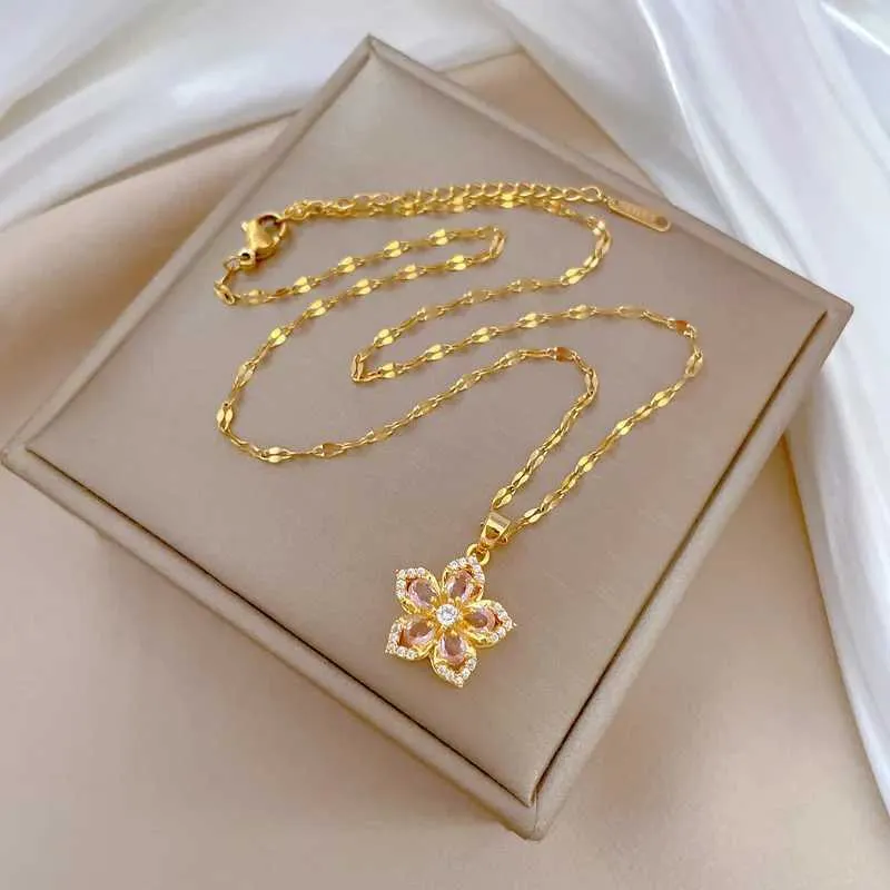 Necklaces Fashionable Rotating Five-leaf Flower Light Temperament Gorgeous Micro-paved Necklace Stainless Steel Pendant_voghion.com