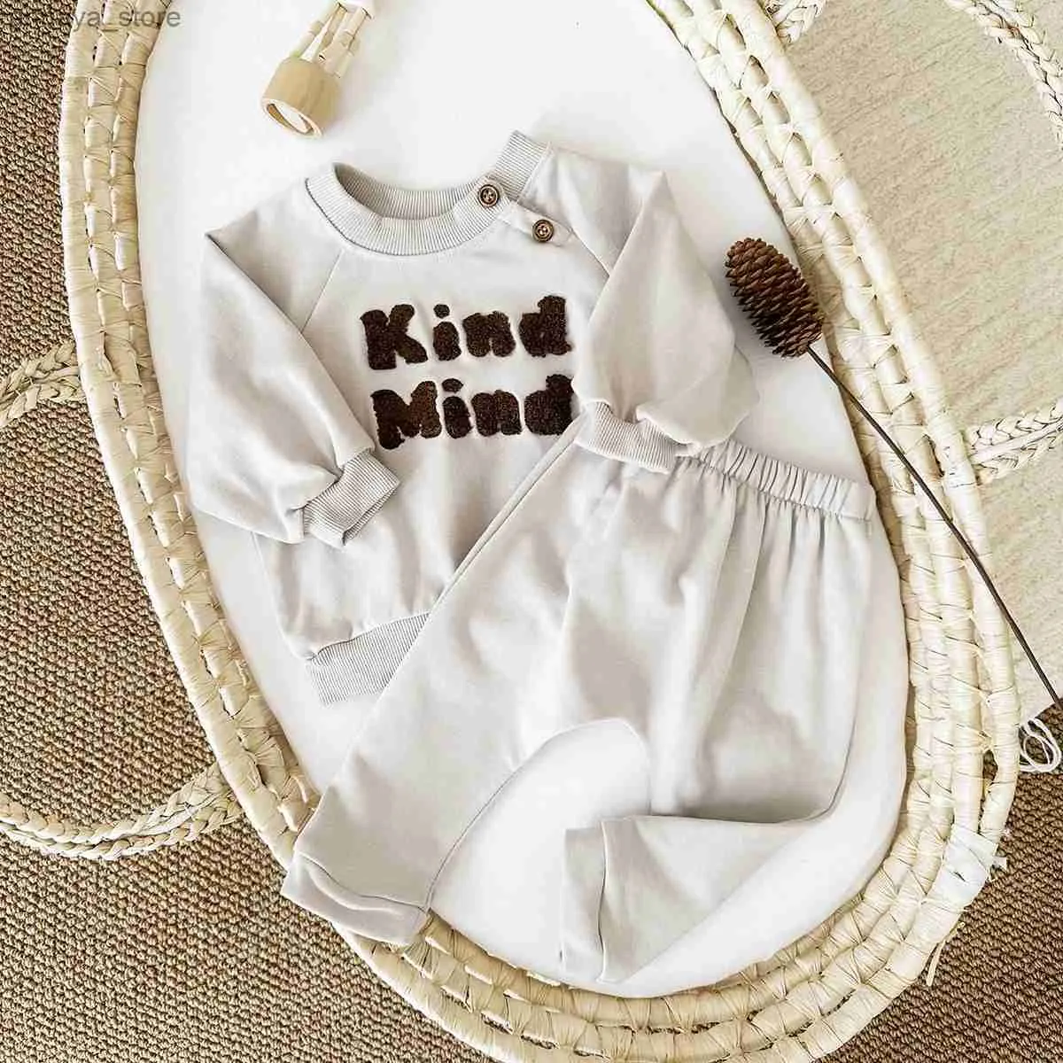 Kledingsets Ins Ins Infant Babykleding Set Pasgeborene jongens Letter Borduurwerk Kinderen Outfit Casual lange mouwen Top+broek 2 stks Lente Autumnl2404