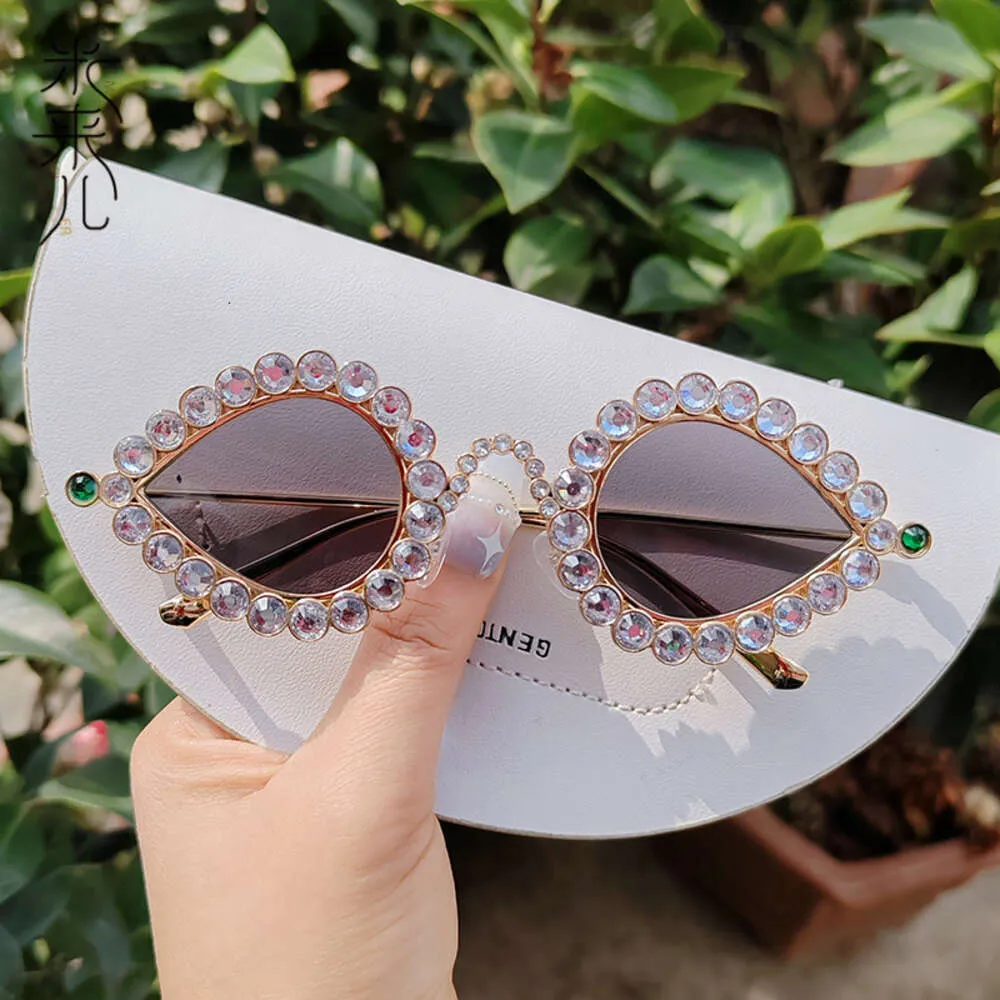 Les yeux de chat à la mode, les grandes lunettes de soleil en strass personnalisées, la piste Instagram Trendsetter, la fête, la balle, les lunettes de soleil