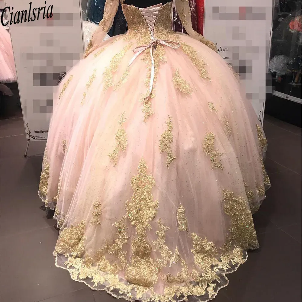 Różowa suknia balowa sukienki Quinceanera Sheer szyi pełna koronkowa dwupoziomowa Słodka 16 sukienek na bal maturalny formalne suknie Quinceanera