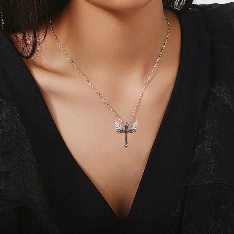Collana con ciondolo croce e ali d'angelo gioiello classico donna_voghion.com