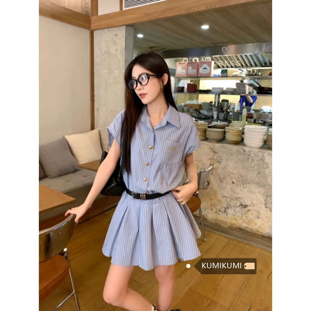 Vestido de camisa de solapa de rayas azul de Kumikumi Academy para mujer cintura de verano ceñada falda corta plisada