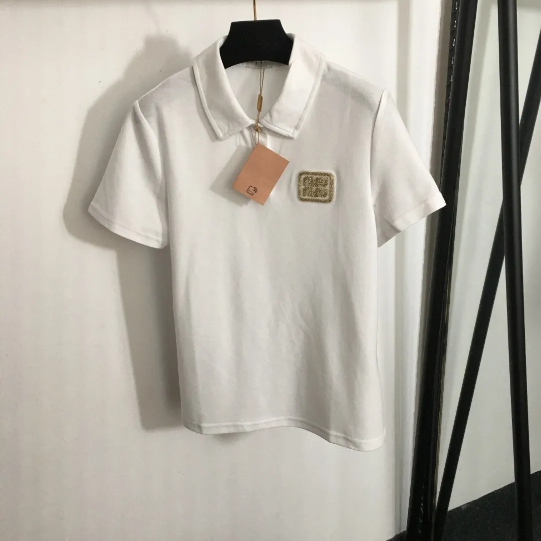 24 Sommer Neue Mode vielseitiger Casual Gold Seidenbrief reines Baumwoll -Kurzarm -Polo -Hemd Top für Frauen