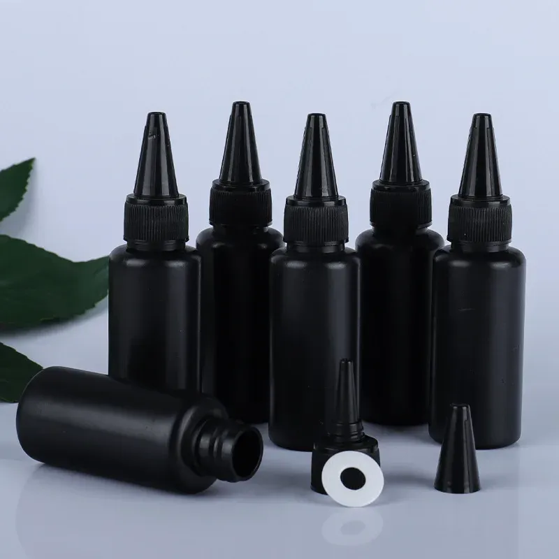 Bouteilles 50pcs 30 ml 100 ml en plastique vide bouteille douce bouteille noire avec torsion à pointes Bouchons ronds noirs Récipients cosmétiques lucifugaux