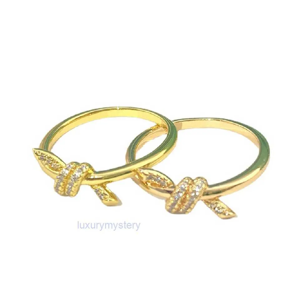 Pierścień projektantów luksusowe pierścionki żeńska modna modna nisza Pierścienie palców wskazującego dla mężczyzn i kobiety na plaży prezent ze stali nierdzewnej 18 -karatowy złoto