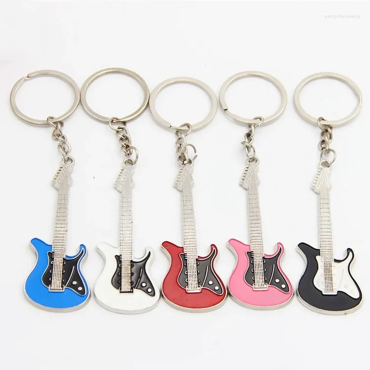 Keychains 10pcs Gitarrenschlüsselkette Metal 6 Farbschlüsselkette Netter Musikauto Ring Silber Farbanhänger für Mann Frauen Party Geschenk