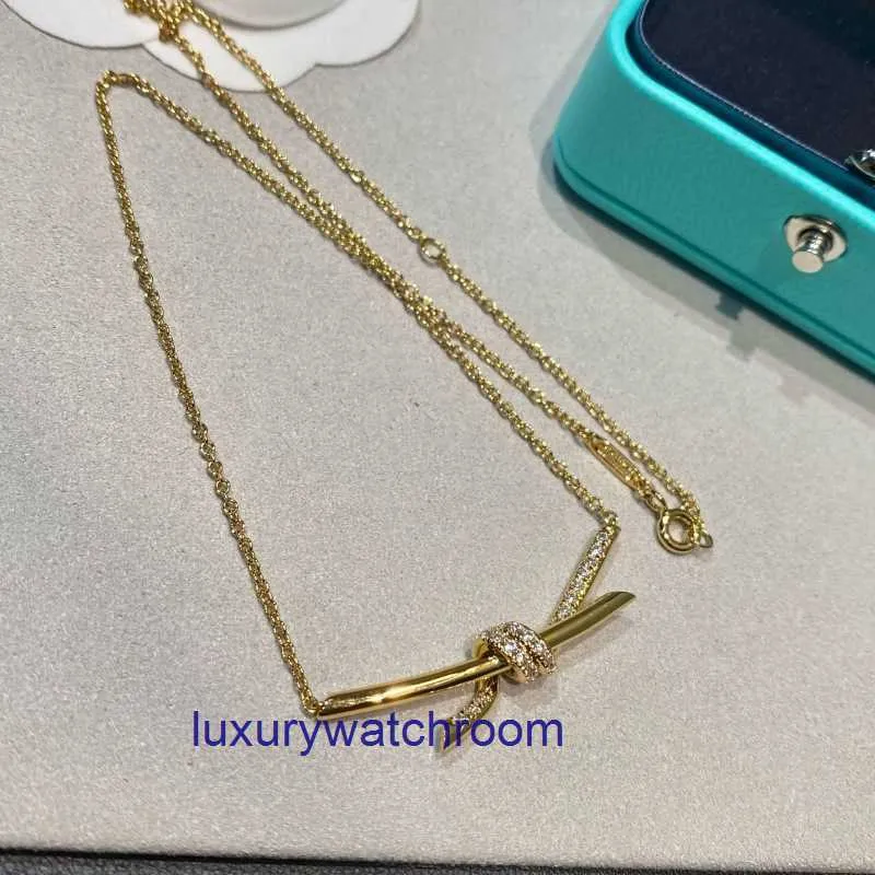 Luxury Tiifeniy Designer Pendant Necklaces High V Gold KNOT Knot Necklace with Quality CNC Hand Set Half Diamond Smooth Asymmetric 18k Rose Lock Bone Chain