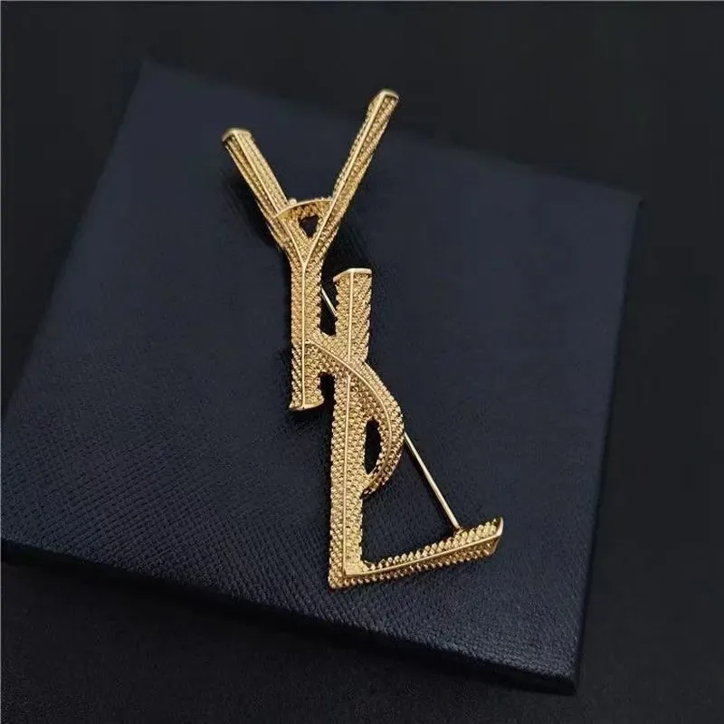 Women New Fashion Brooches Designer Jewelry Letters Retro Brooch Womens For Party Accessories Designers Pins Gold Pin 23 D2211071F