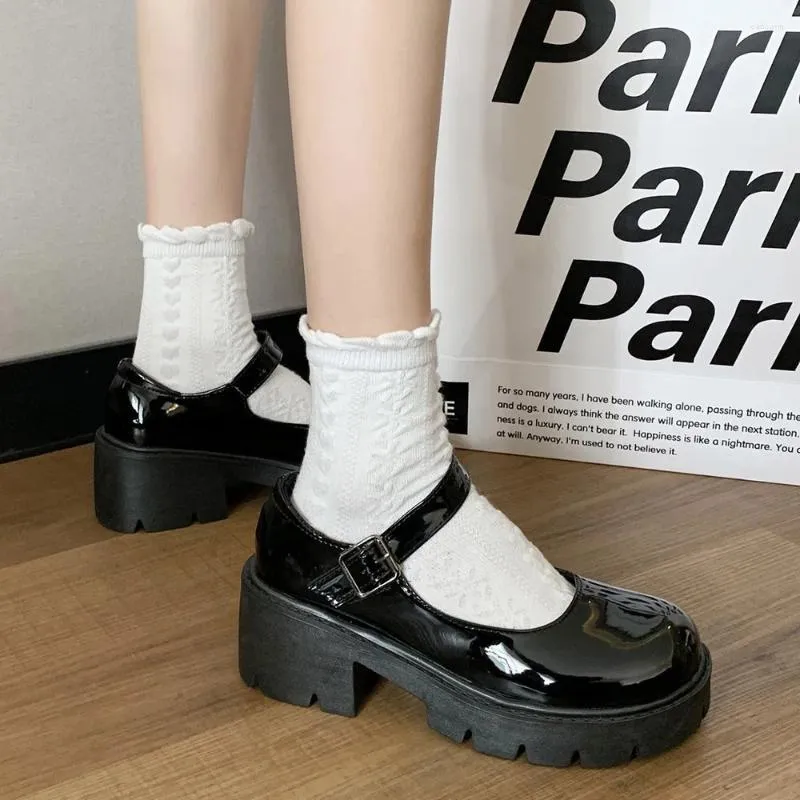 Chaussures habillées harajuku étudiants petites femmes en cuir 2024 modèles Mary Jane Jane's Japanese High Heels Retro Plateforme