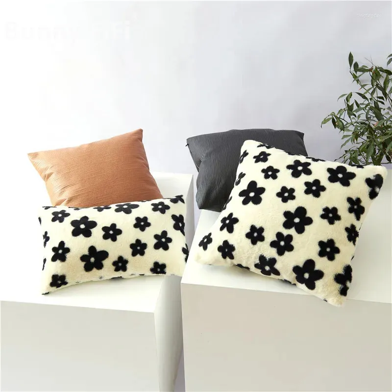 Kissen nordische doppelseitige Plüsch -Druckabdeckung 50x50 Schwarz -Weiß -Blumenkuh -Muster dekorative Kissen für Sofa