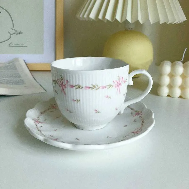 Tumblers French Style Ceramic Cups Coffee Cup and Saucer Hand Pinched Retro Lace Relief Rose Bow Milk Tea Saucers Afternoon H240425