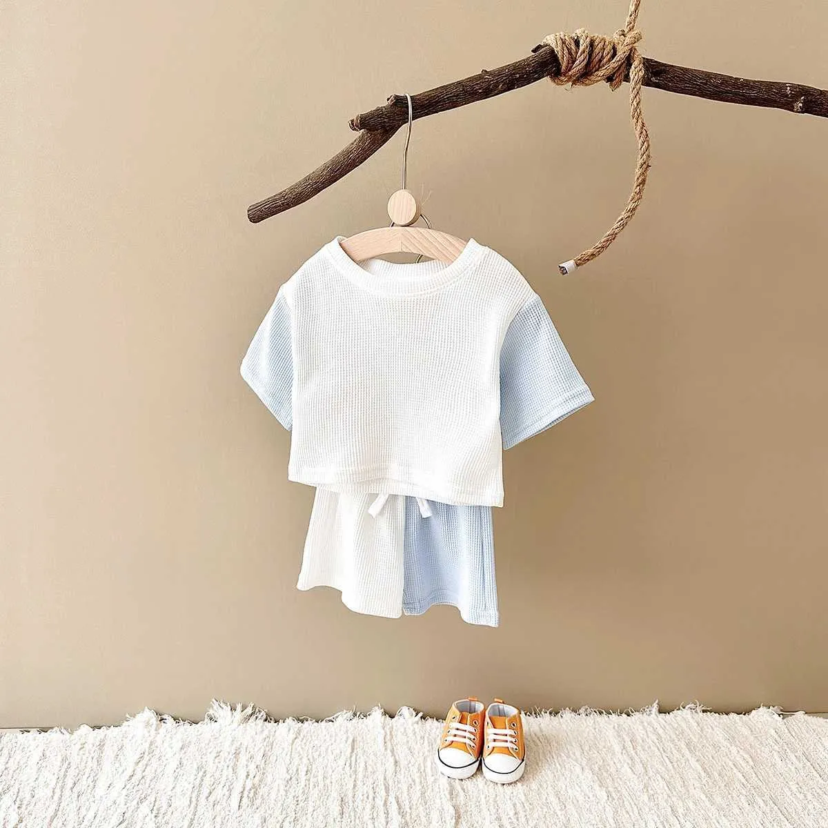 Conjuntos de roupas 2024 Roupa de menina para meninos recém-nascidos para crianças Camiseta casual de waffle de algodão curto+shorts Summer H240425