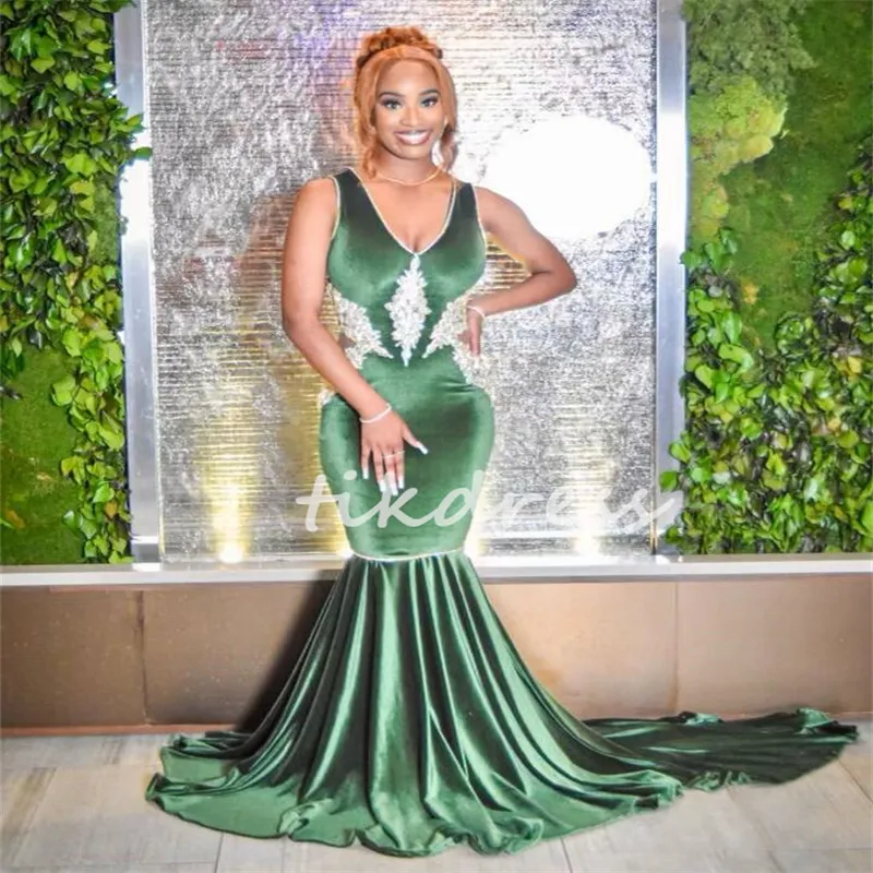 Green Velvet Prom Dress V-Neck Mermaid Black Girls Formal Evening Dress with Beaded Embellishments and Sweep Train from Dhgate Prom Dresses - price 133.66 Green Velvet Prom Dress V-Neck Mermaid Black Girls Formal Evening Dress with Beaded Embellishments and Sweep Train from Dhgate Prom Dresses - price 133.66