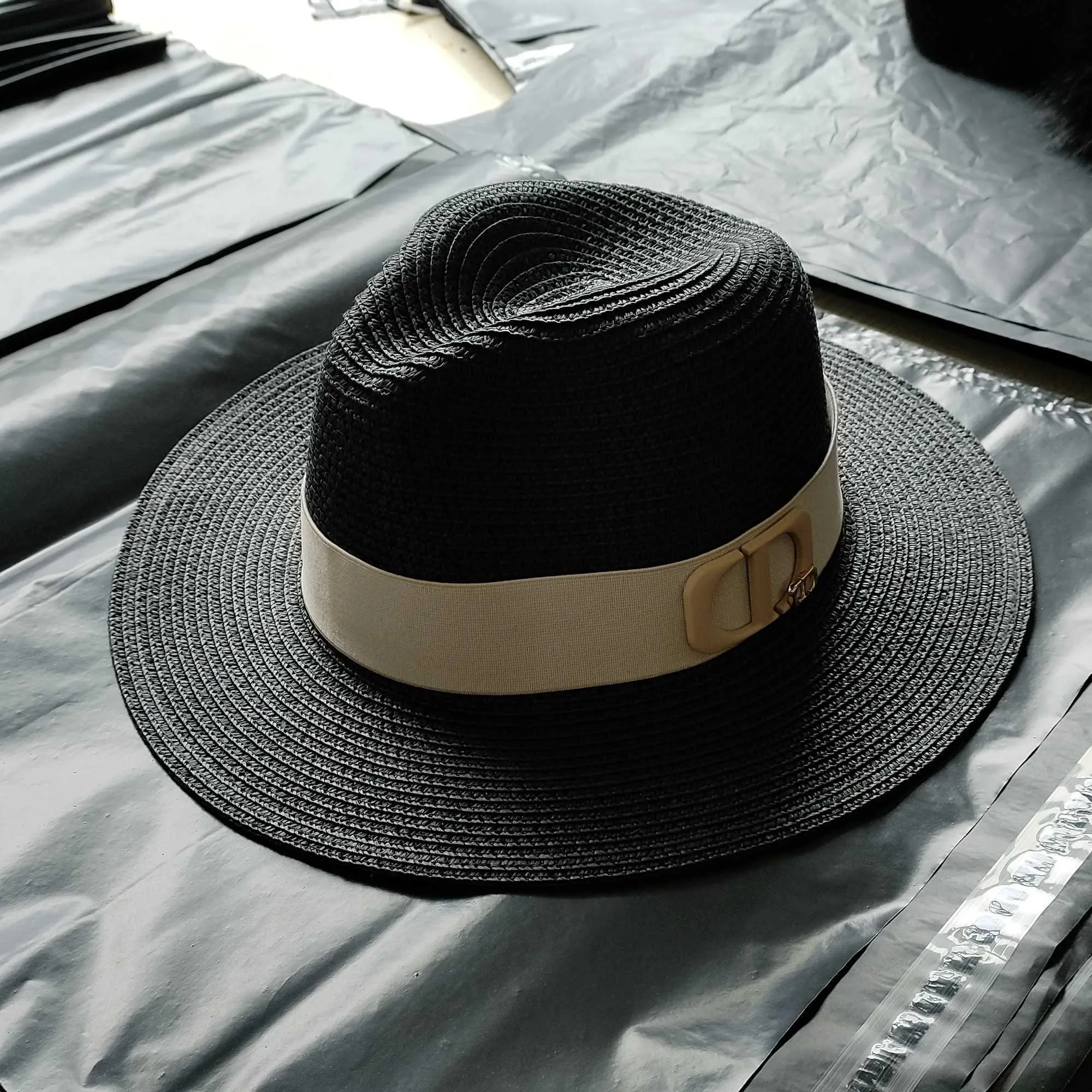 Chapeaux à bord large chapeau seau de seau d'été pour femmes chapeau solaire Sun Beach Hat Unisexe Panama classique polyvalent