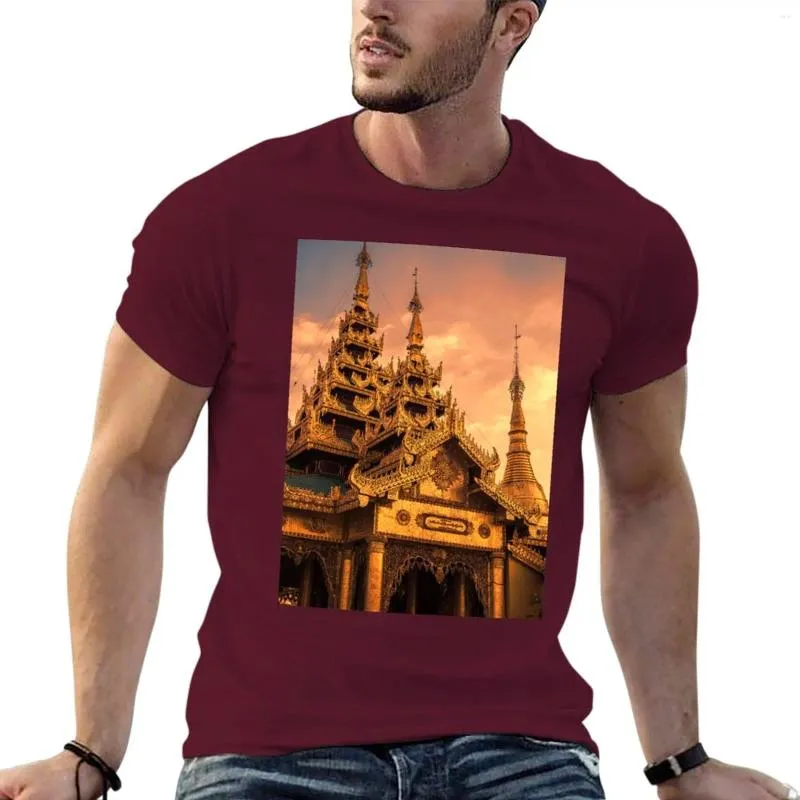 メンズポロスミャンマー。ヤンゴン。 Shwedagon Pagoda。建築の詳細。日没。 Tシャツは、男性用のブラックTシャツシャツをトップにします