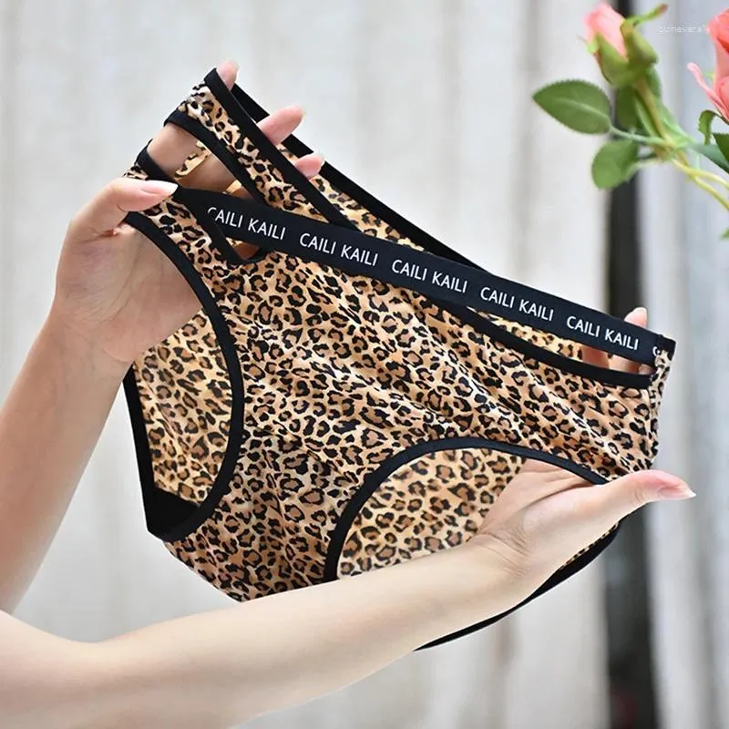 Panties pour femmes Sexe sous-vêtements imprimées léopard pour filles avec des sangles à la mode et pantalon triangle d'entrejambe en soie de glace 2024