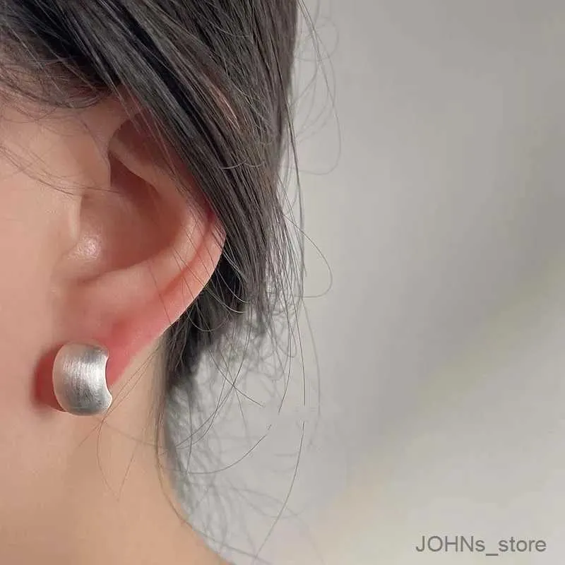 Charme Fashion Metal Brossed Matte Courte d'oreille incurvée sur les boucles d'oreilles pour les femmes minimalistes sans percer cardilage oreille à manchettes bijoux