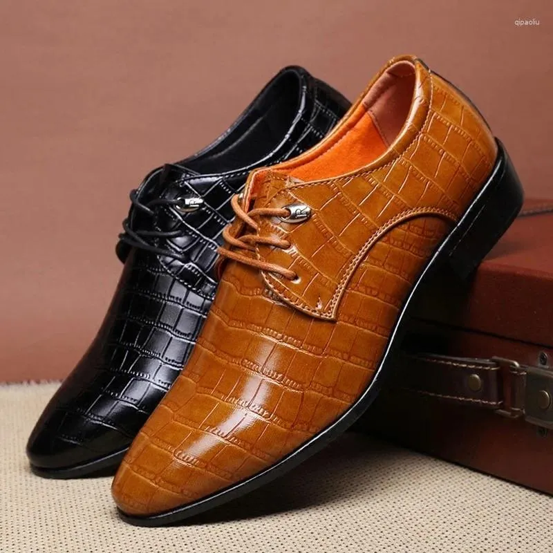 Sapatos casuais clássico homem de ponta pontianeda masculina de couro patenteado de couro preto oxford formal size grande moda 44